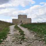 Usciamo e procediamo per a piedi per ritrovarci davanti al castello. Si presenta come una struttura dalla pianta rettangolare, tutta in pietra...